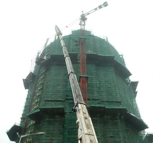 大新吊车在工地上作业